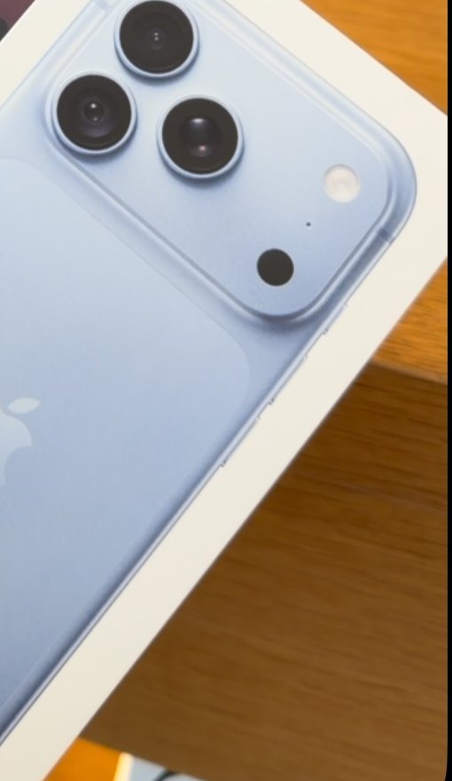 Caja azul del iPhone junto a otros equipos
