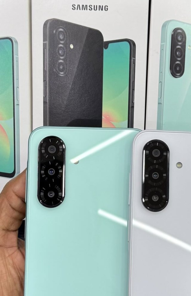 Fila de cajas de Samsung en la tienda