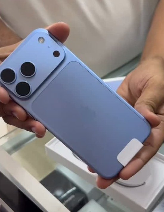 iPhone 18 Pro Max en azul sostenido en la tienda