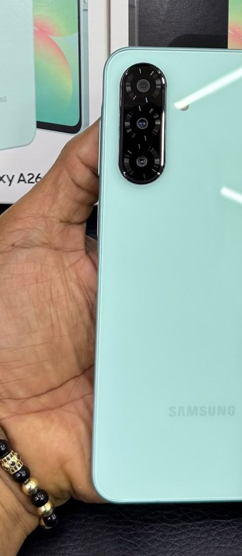 Samsung Galaxy A26 verde menta sostenido en la mano