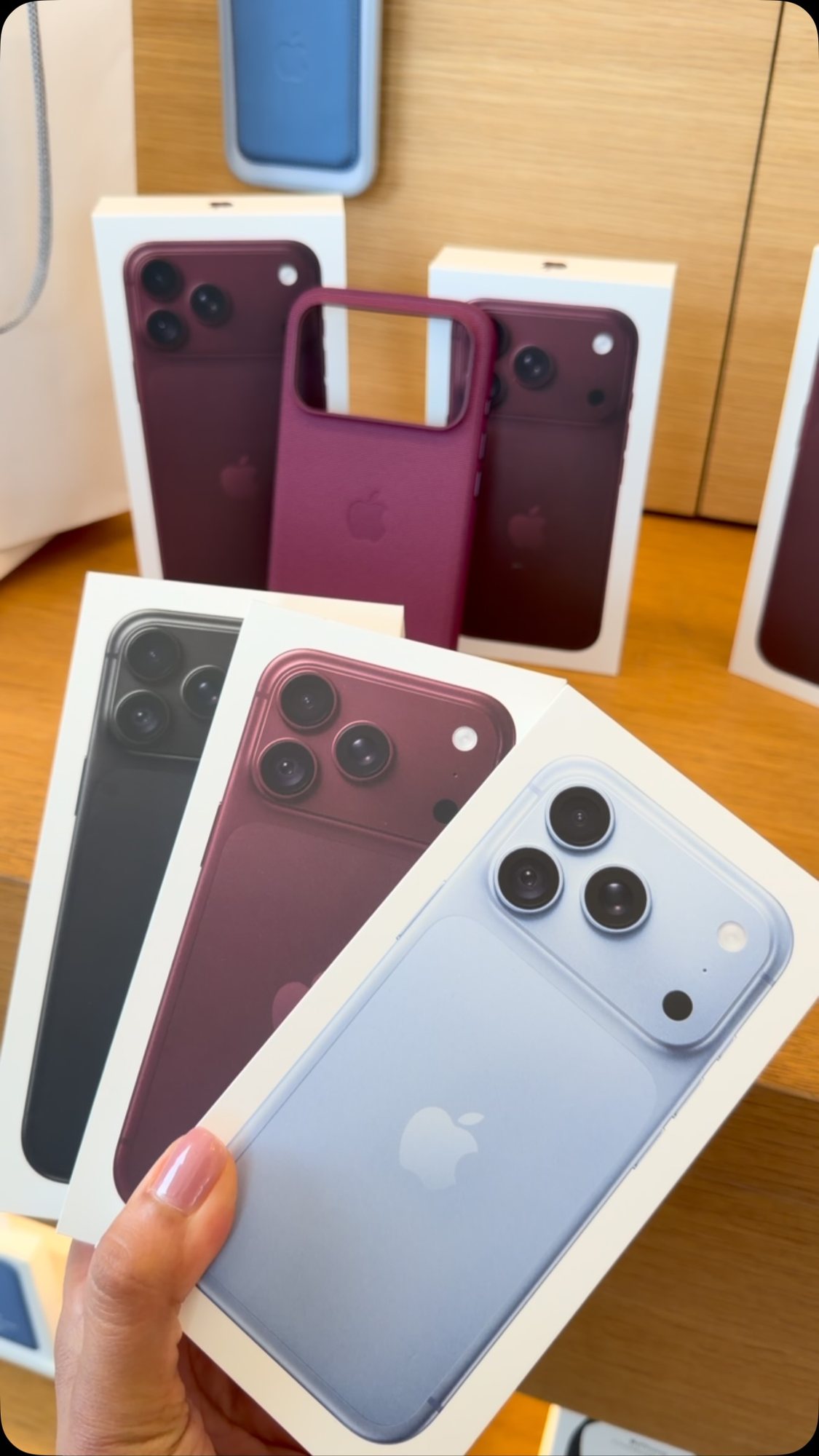 Cajas de iPhone en distintos colores sobre el mostrador de Phone Gallery